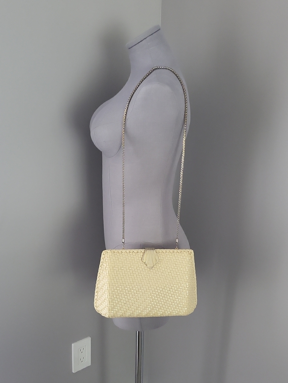 Vintage 90s Does 1950s Woven Cream Clamshell Clutch Bag - Picture 2 of 15